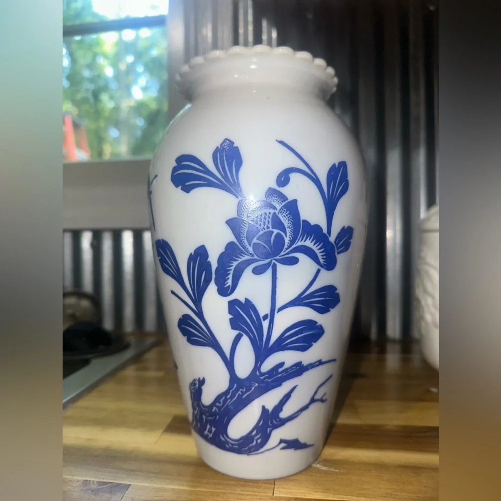 VTG 1940s White & Blue Anchor Hocking Vitrock Milk Glass
Flowers Birds EUC - Picture 3 of 13